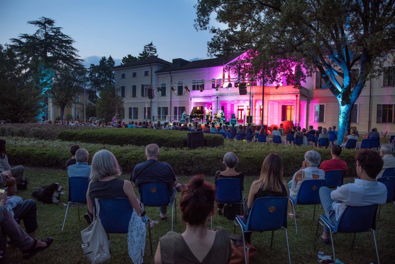 “Un Parco di Note”, successo al Sant’Artemio con Bosso e Sartori: la pioggia non ferma la musica