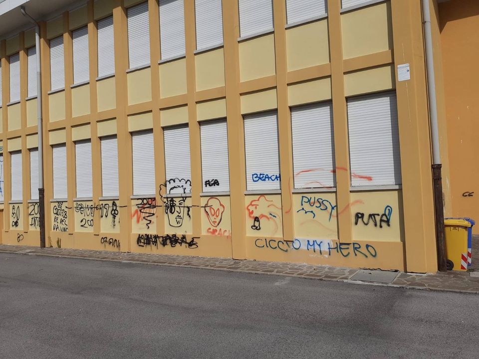 Scuola primaria “Felissent” imbrattata da ignoti vandali, Conte: “Imbecilli senza rispetto” – FOTO