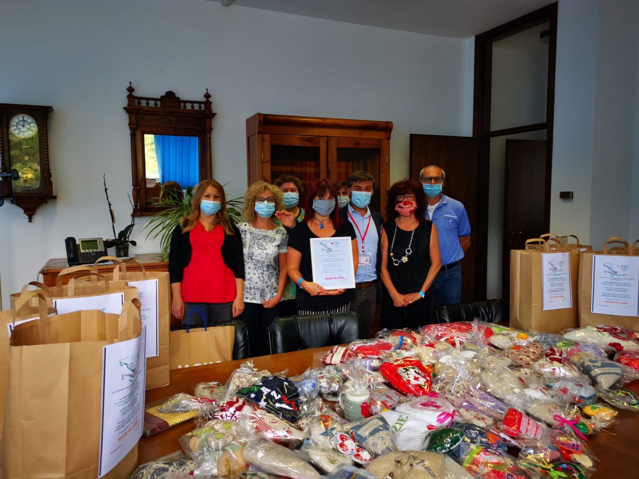 Donati 450 cuori fatti a mano agli operatori del Covid Hospital di Vittorio Veneto