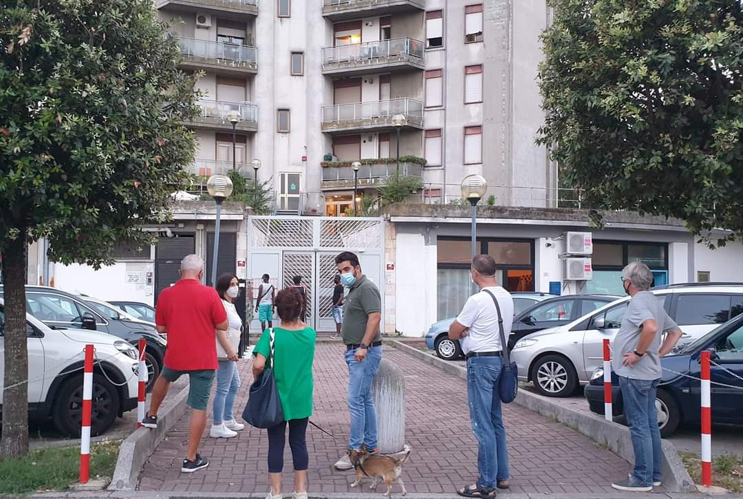 Spostati 5 richiedenti asilo in Via Pisa, sit-in di protesta, Conte: “Finita l’emergenza la caserma va chiusa”