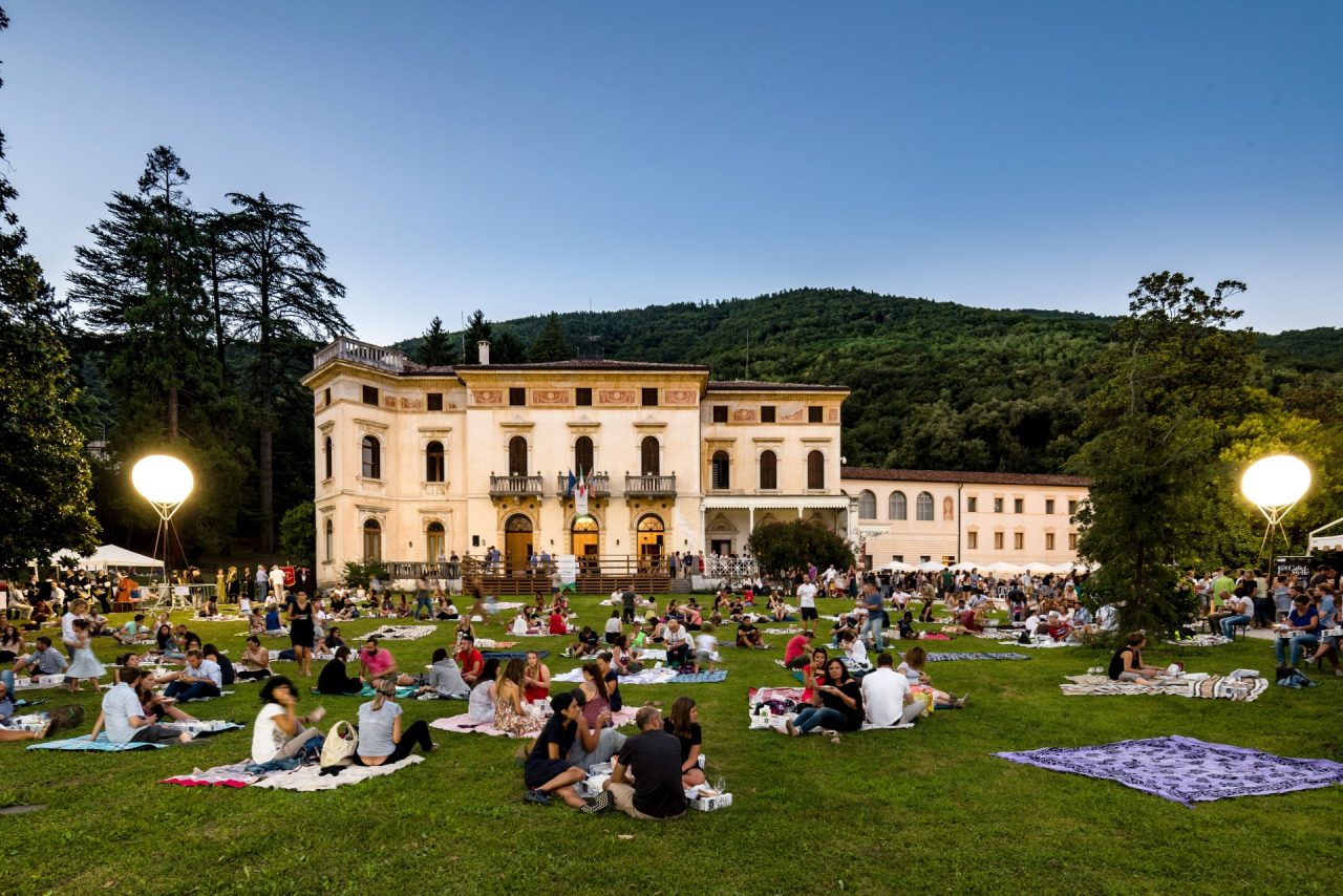 Calici di Stelle torna lunedì a Villa Cedri: con un’ascendenza dantesca per ripartire