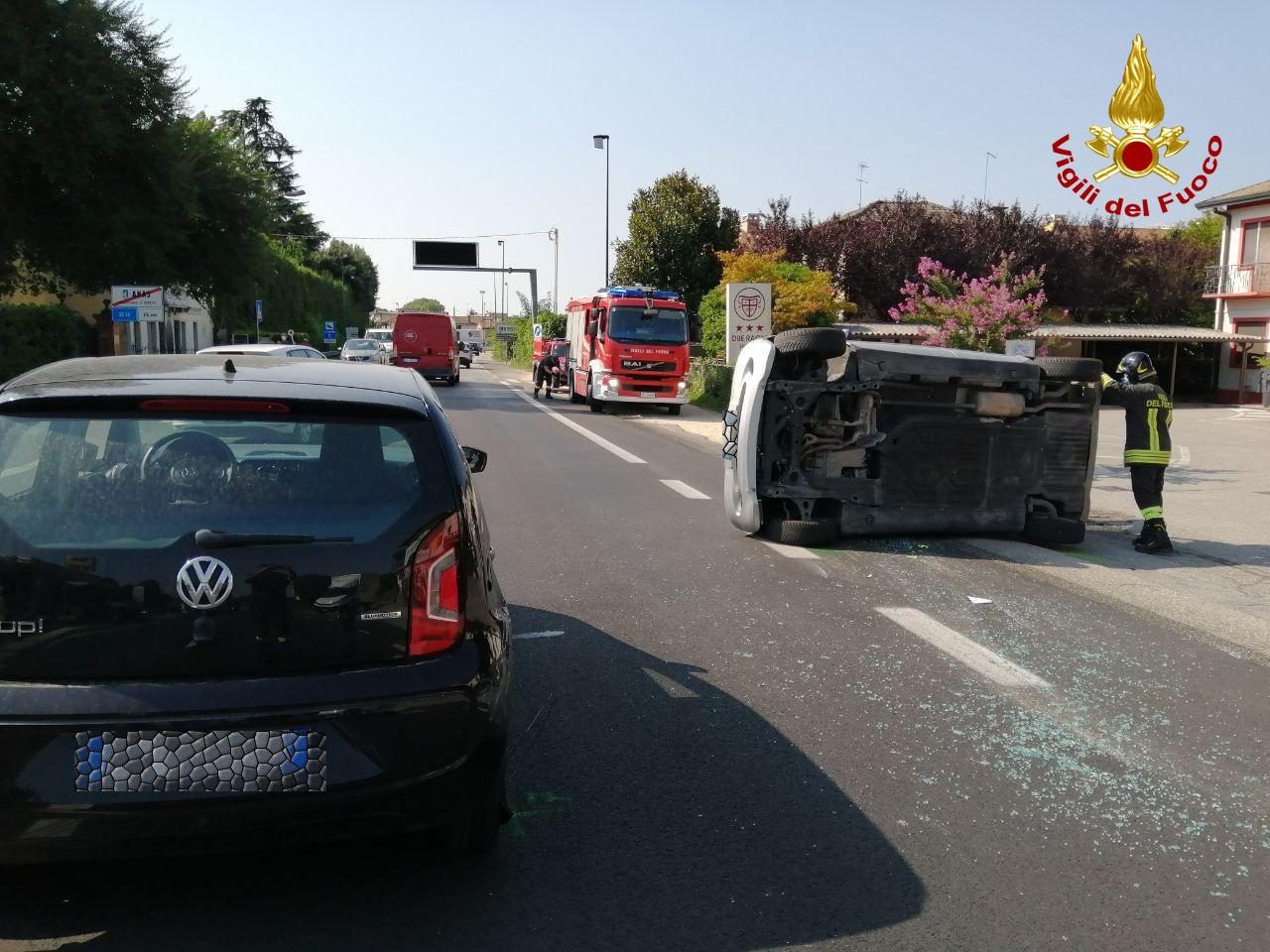 Violento scontro tra due auto a Treviso, Vigili del Fuoco sul posto