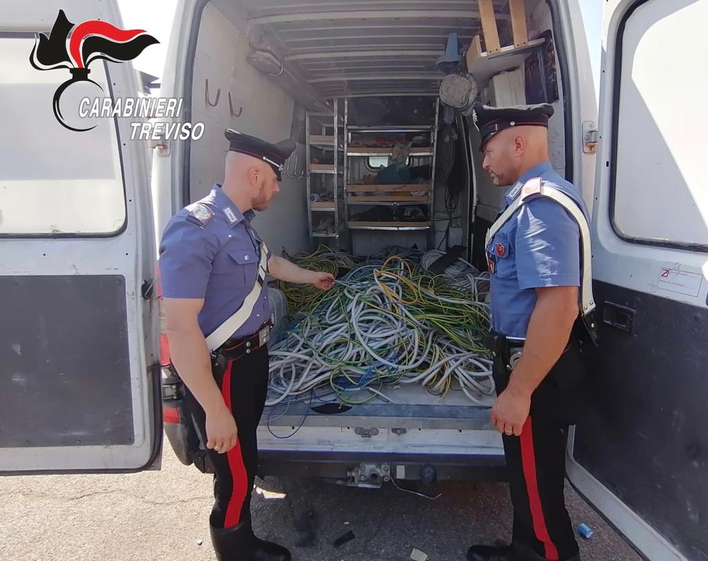 Riese Pio X, furto da 30mila euro alla ditta: ladri col furgone rubato fuggiti nei campi