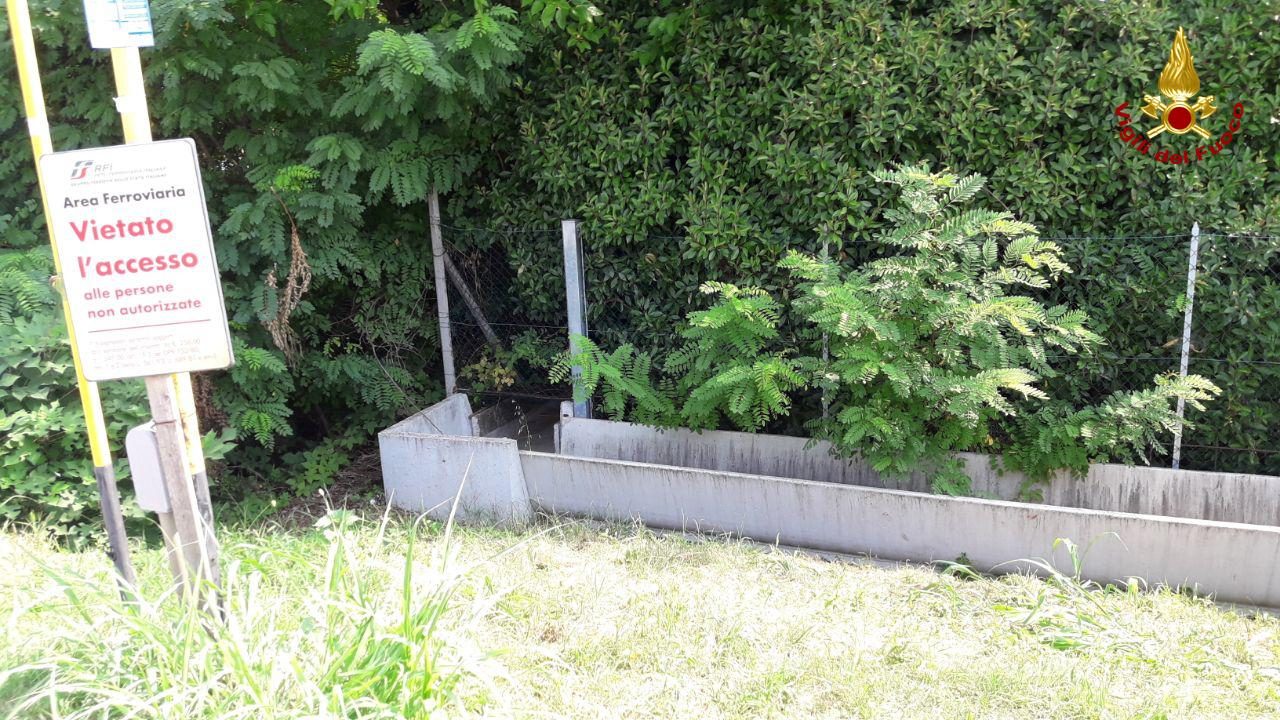 Malore durante la passeggiata a Paese, coppia di anziani finisce nel fossato a bordo strada