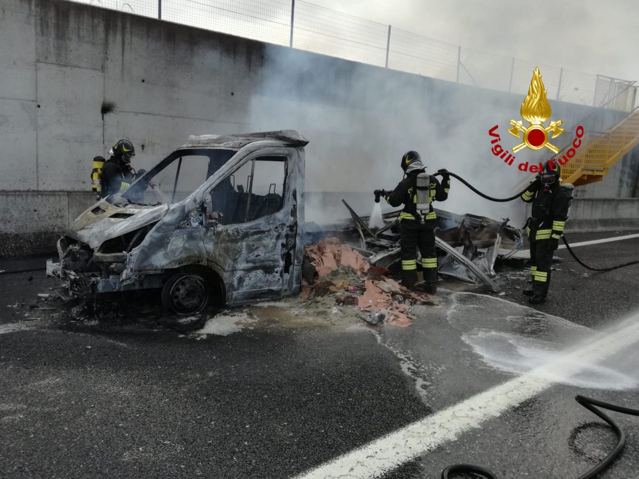 Tragedia sfiorata in A4: furgone divorato dalle fiamme, miracolato il conducente – Gallery