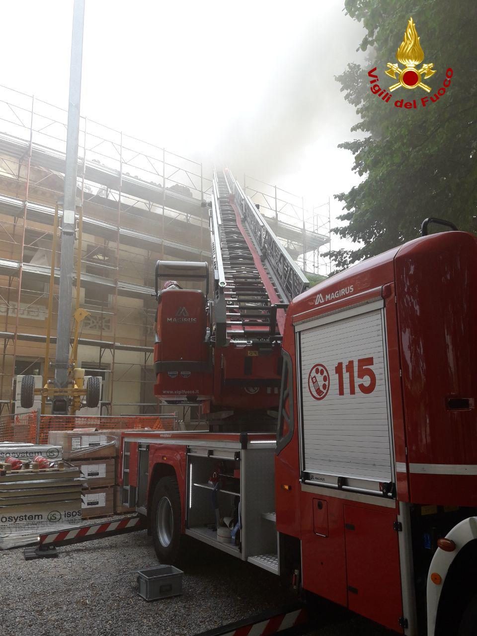 In fiamme il tetto delle scuole elementari di Faé, spegnimento in corso FOTO