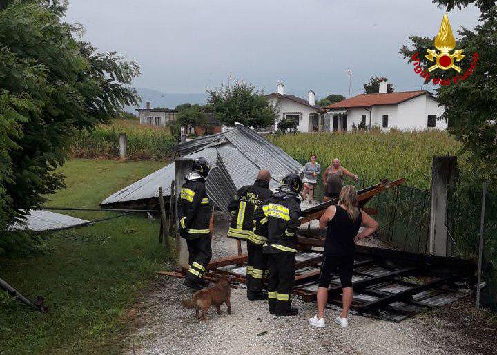 Maltempo sulla Marca: oltre 60 interventi tra alberi caduti, vento e tetti scoperchiati FOTO