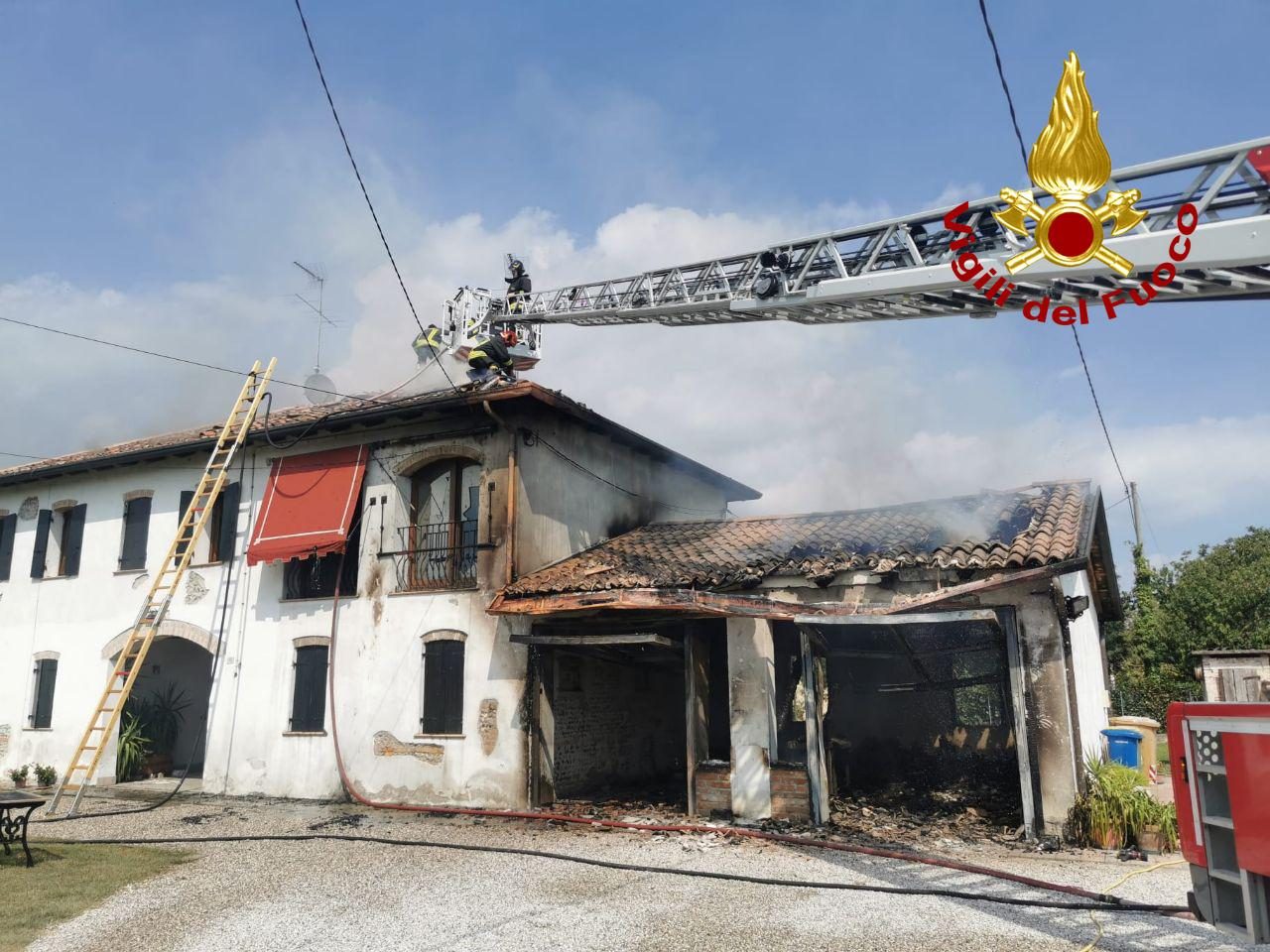 Grave incendio a San Biagio di Callalta: distrutto il tetto e danneggiata l’abitazione