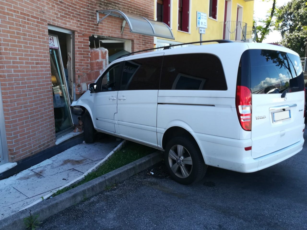Perde il controllo del furgone ed entra nel centro estetico sfondando la vetrina