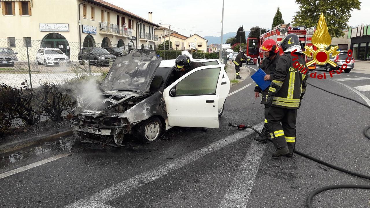 Caerano San Marco, auto in fiamme sulla rotatoria di via Padova: intervengono i Vigili del fuoco