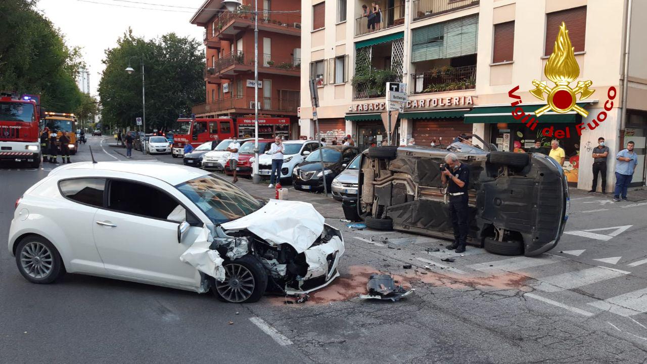 incidente treviso scontro tra due auto conducente ferito liberato dai vigili del fuoco prima treviso