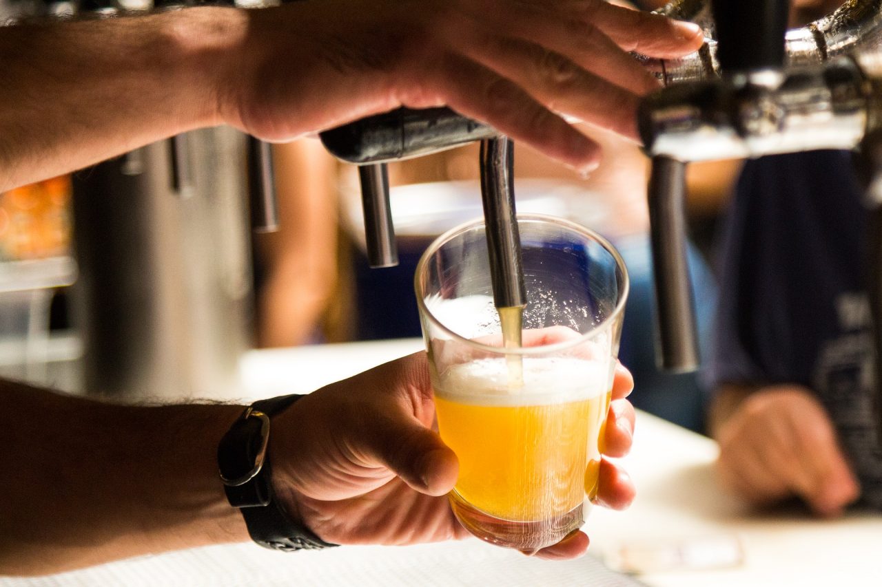 Titolare senza mascherina somministra bevande ai clienti, sanzionato e chiuso il bar per 5 giorni