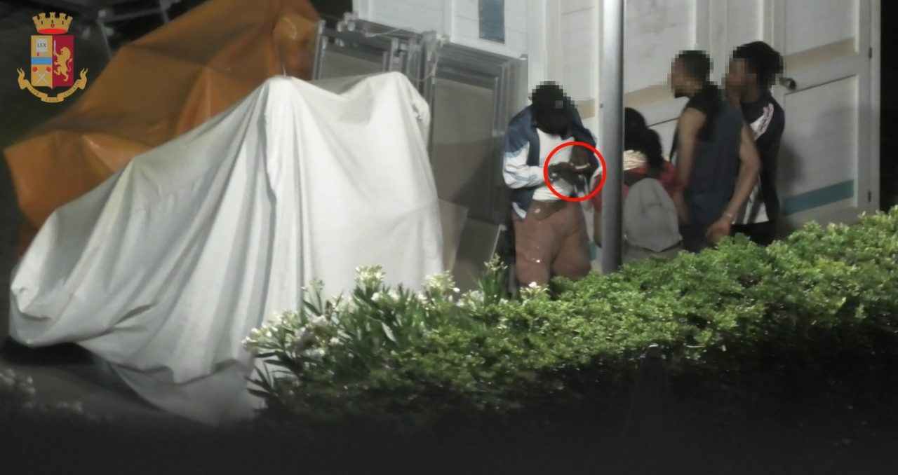 Movida Jesolo e spaccio, arrestati 11 pusher nigeriani grazie a un drone – VIDEO