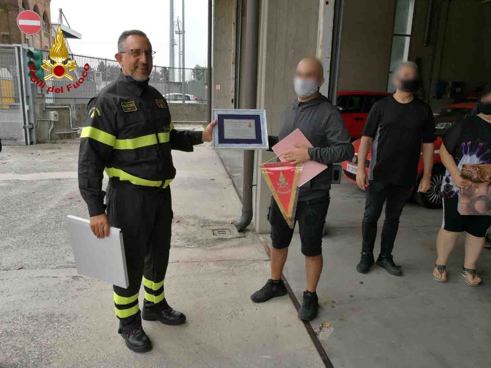 Incontra i Vigili del fuoco che lo strapparono alla morte dopo l’incidente per ringraziarli