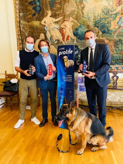 Bisogni dei cani, il Comune di Treviso regala borracce per pulirli e dissetare gli amici a quattro zampe