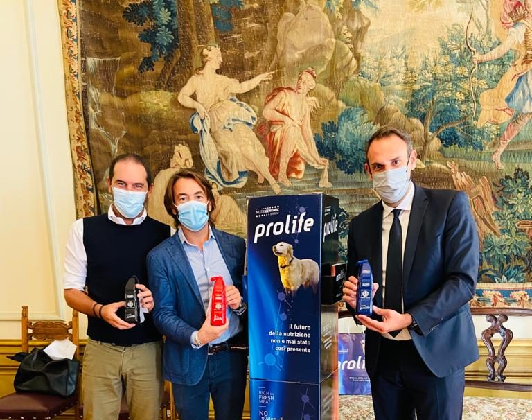 Bisogni dei cani, il Comune di Treviso regala borracce per pulirli e dissetare gli amici a quattro zampe