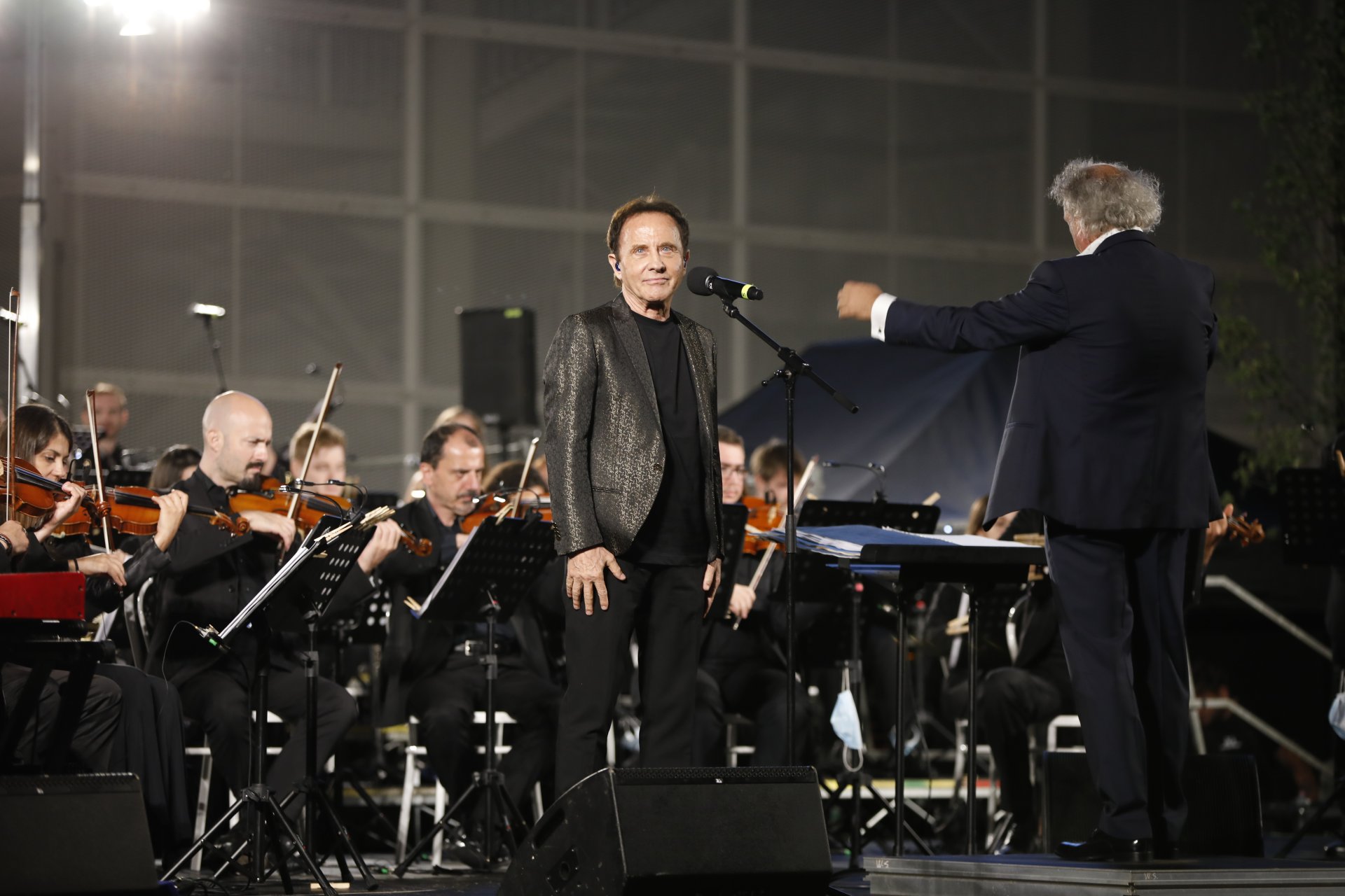 ROBY FACCHINETTI CON ORCHESTRA RITMICO SINFONICA DIRETTA DA MAESTRO BASSO