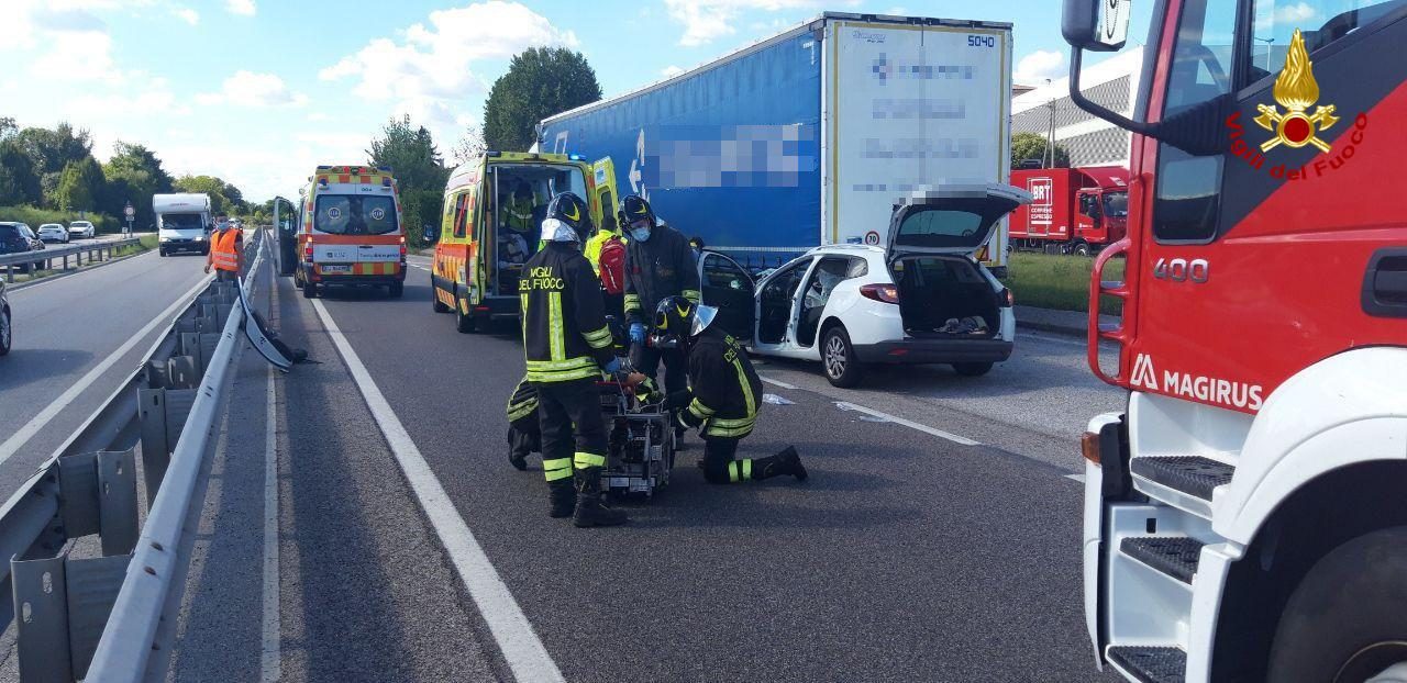 Treviso Mare, auto contro bilico: due feriti gravi estratti dalle lamiere