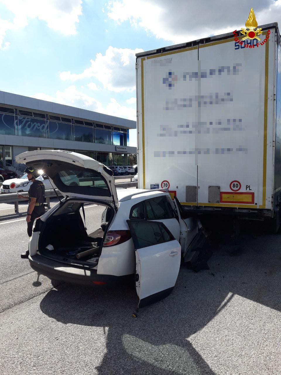 Treviso Mare, auto contro bilico: due feriti gravi estratti dalle lamiere