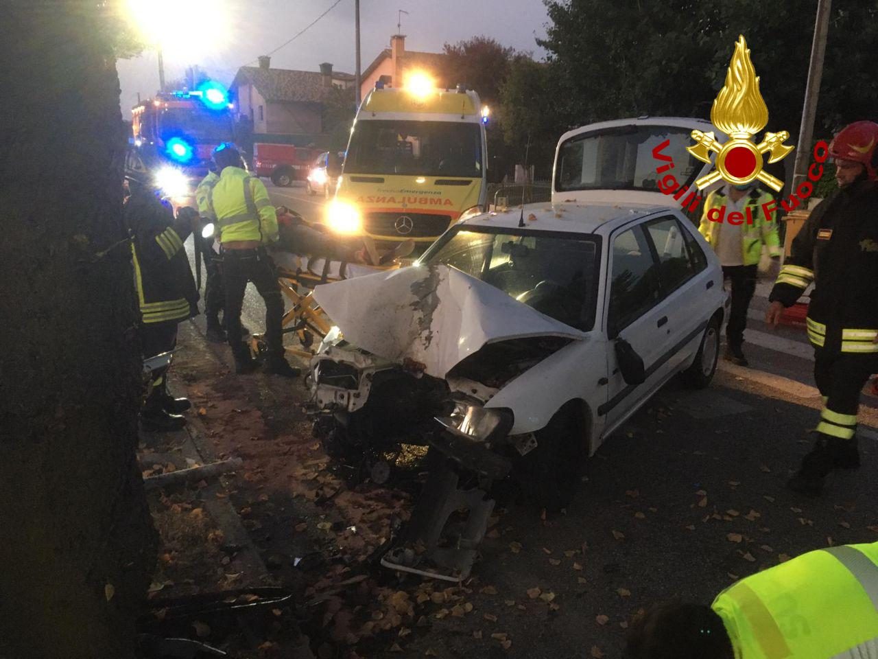 Auto fuori strada si schianta contro un albero a Maserada sul Piave: un ferito
