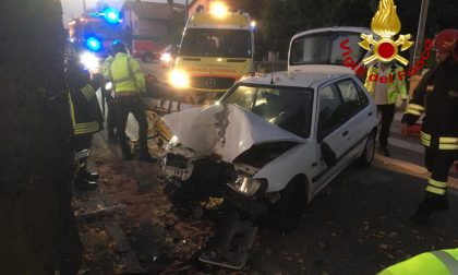 Auto fuori strada si schianta contro un albero a Maserada sul Piave: un ferito