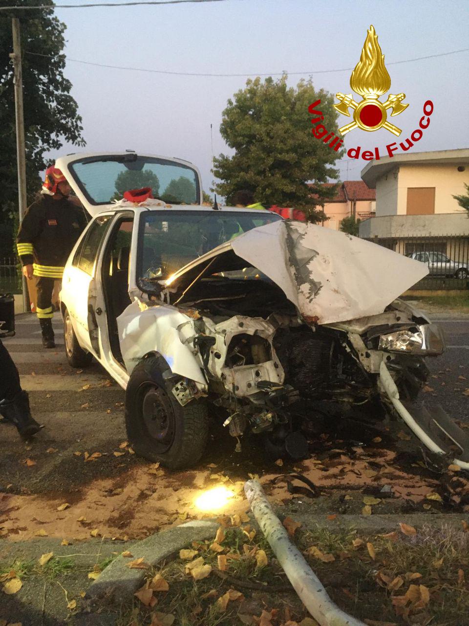 Auto fuori strada si schianta contro un albero a Maserada sul Piave: un ferito