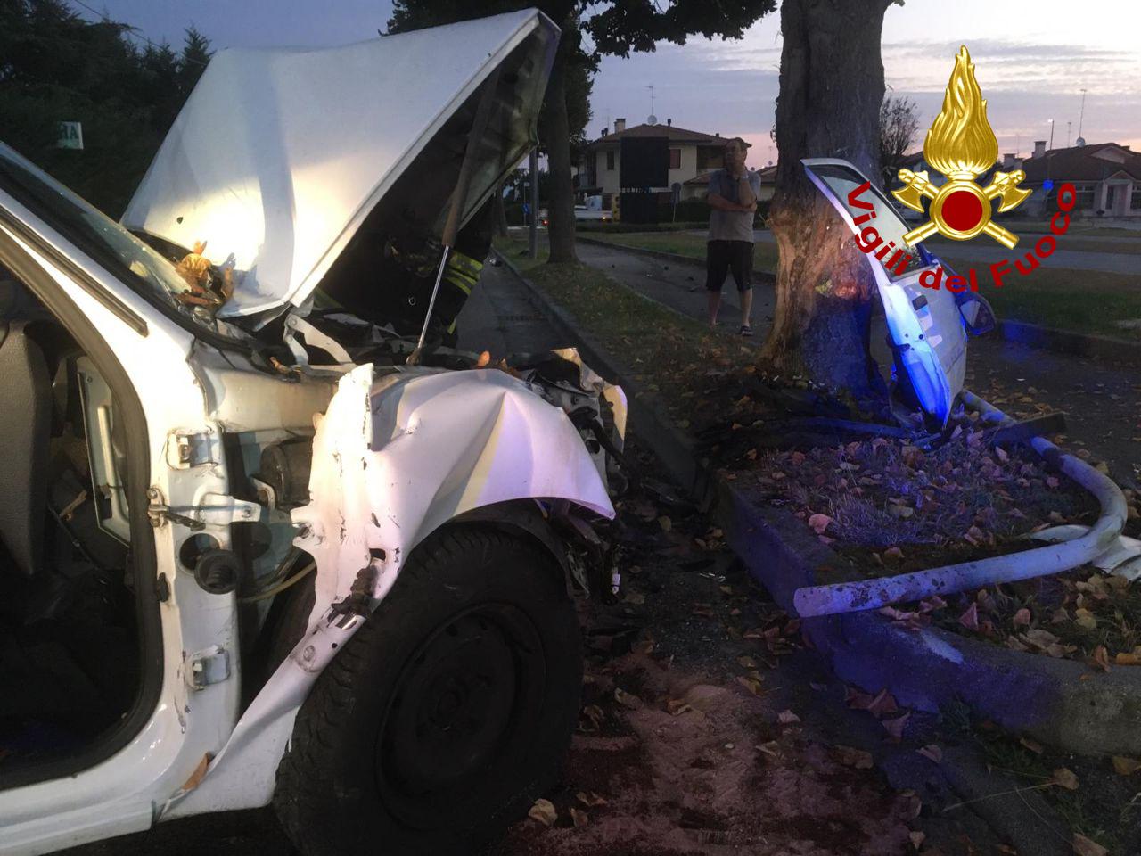 Auto fuori strada si schianta contro un albero a Maserada sul Piave: un ferito