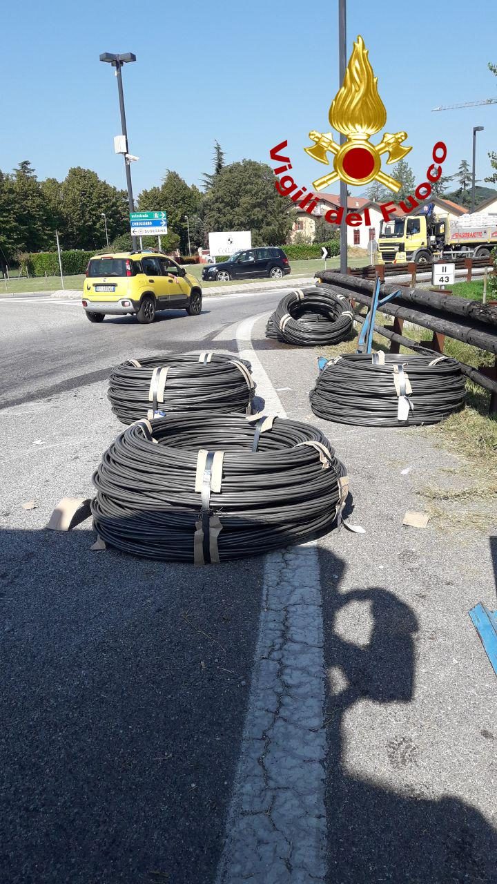 Rotoli di ferro persi sulla strada all’ingresso di Susegana, disagi alla viabilità