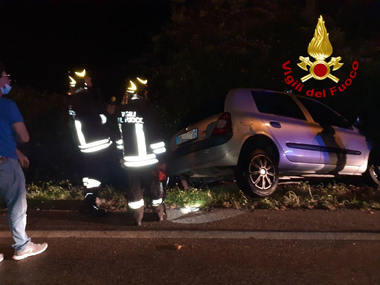 Incidente a Treviso: auto si scontra col bus e distrugge una colonnina del gas