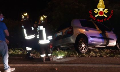 Incidente a Treviso: auto si scontra col bus e distrugge una colonnina del gas