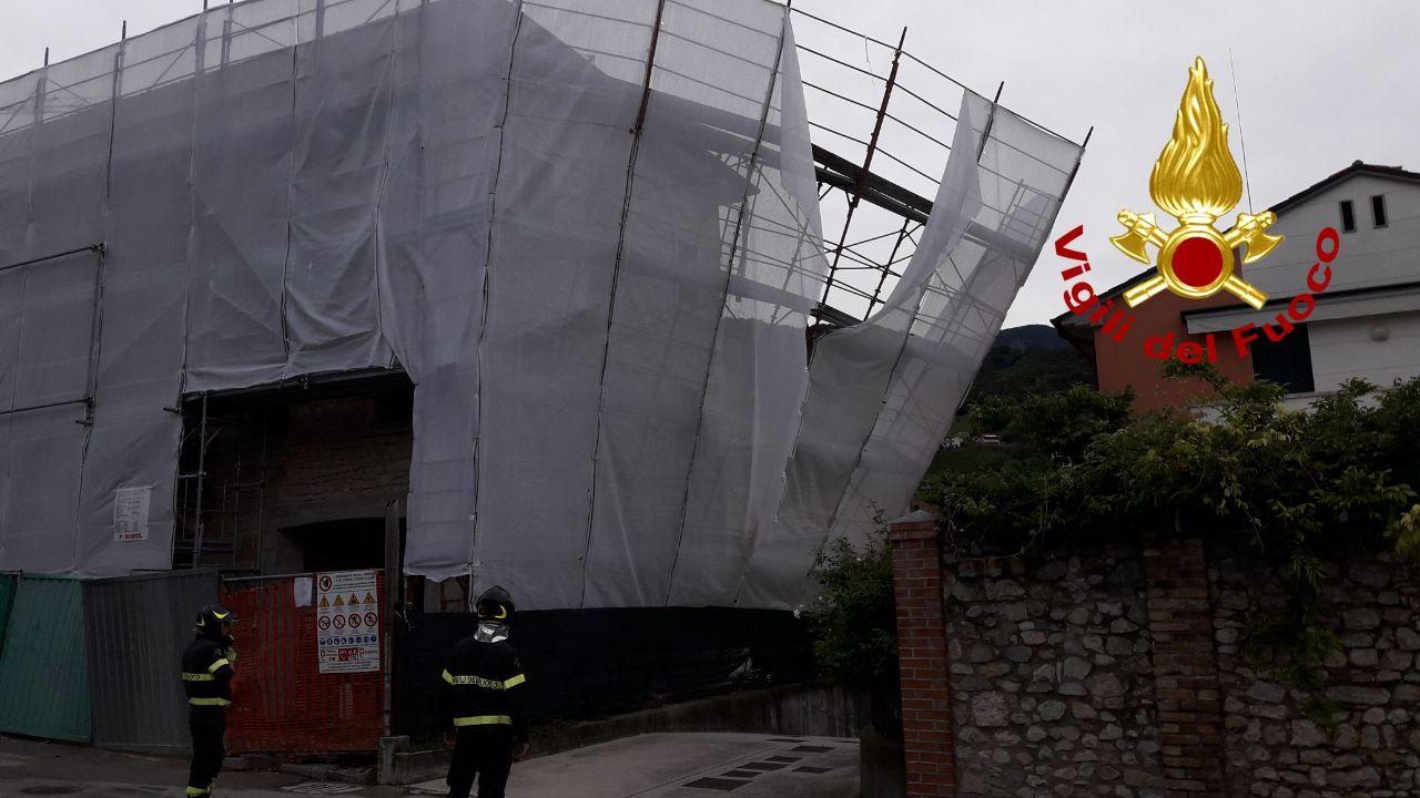 Si stacca un ponteggio a causa del maltempo, intervengono i Vigili del Fuoco