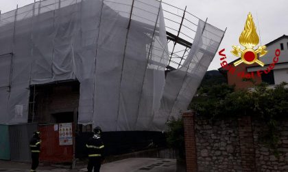 Si stacca un ponteggio a causa del maltempo, intervengono i Vigili del Fuoco