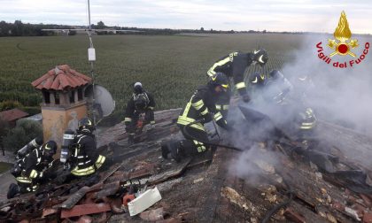 Tetto in fiamme a Santa Lucia di Piave: incendio domato dai Vigili del fuoco - FOTO