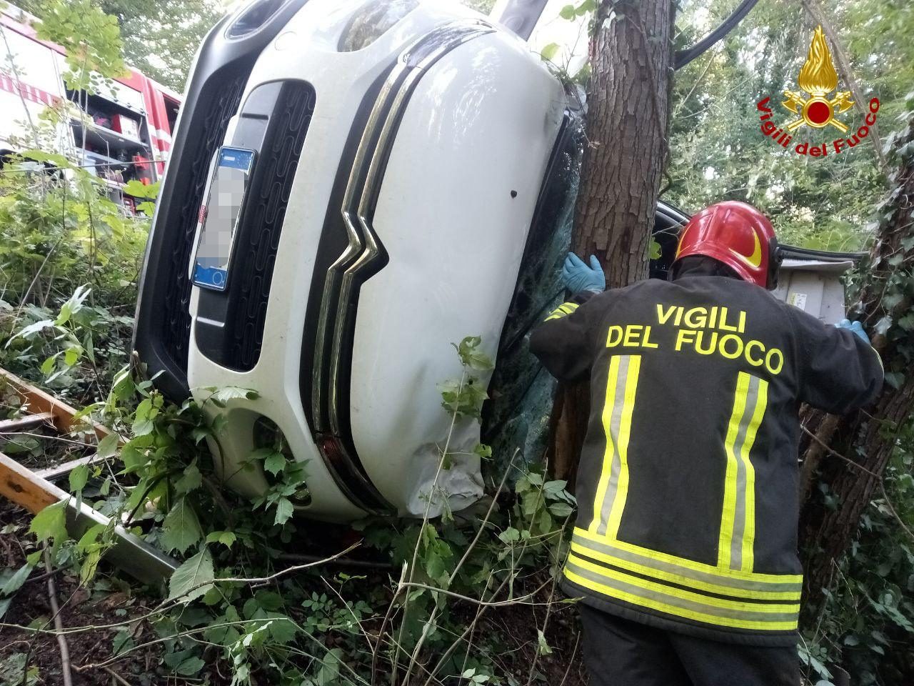 Collalto di Susegana, auto cappottata sull'albero: due feriti - FOTO