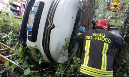 Collalto di Susegana, auto cappottata sull'albero: due feriti - FOTO