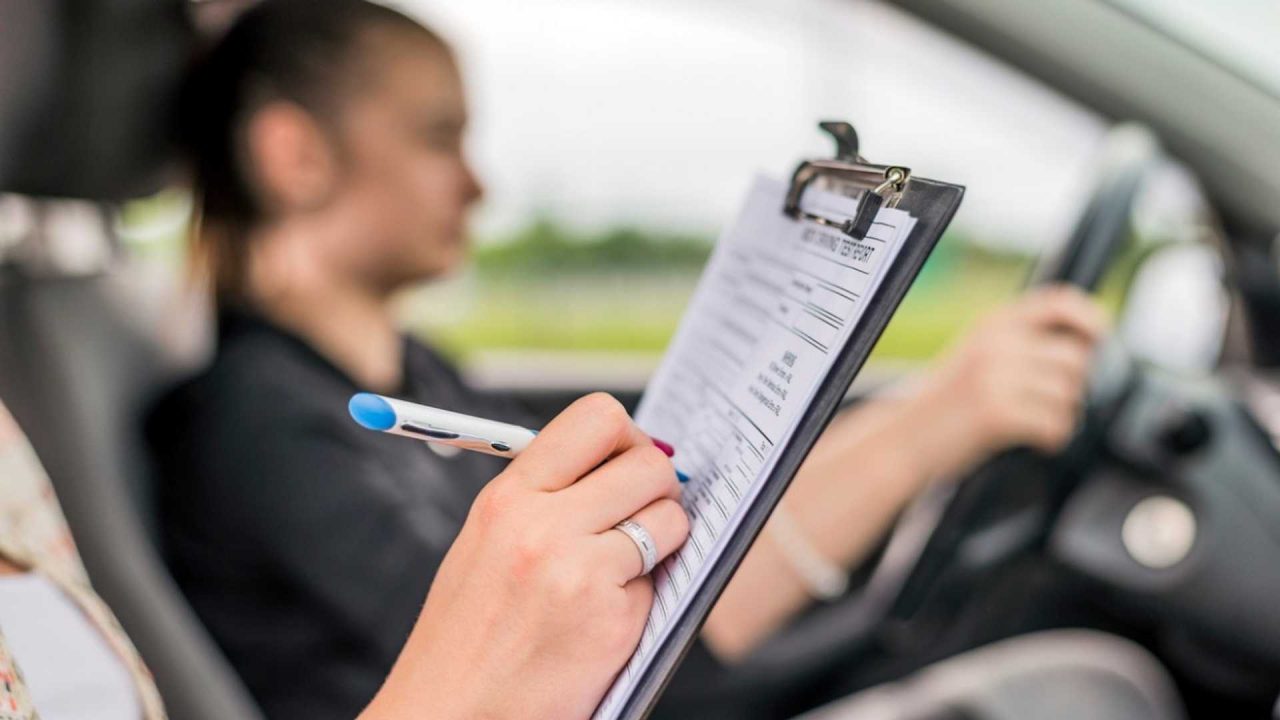Patenti facili per stranieri, anche travestimenti per falsificare gli esami: organizzava tutto un’autoscuola trevigiana!