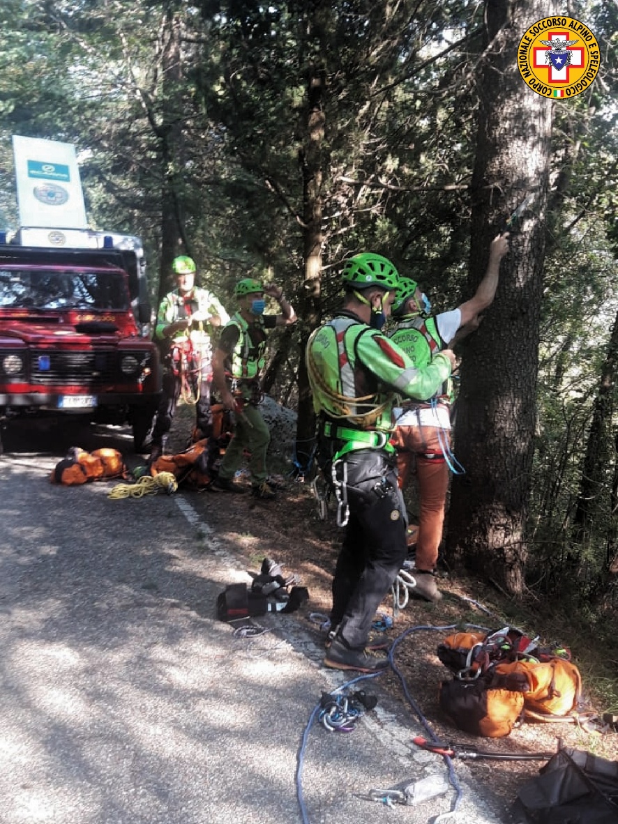 Precipita con il parapendio e rimane sospesa a 15 metri da terra, soccorsa