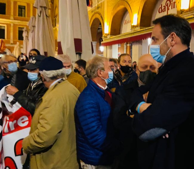 Protesta Dpcm Treviso, il ruggito di Piazza dei Signori: "Ora basta, fateci lavorare!" - VIDEO