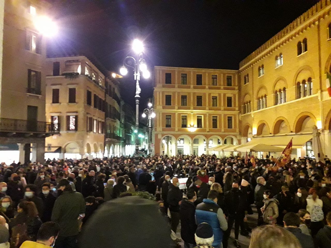 Protesta Dpcm Treviso, il ruggito di Piazza dei Signori: “Ora basta, fateci lavorare!” – VIDEO