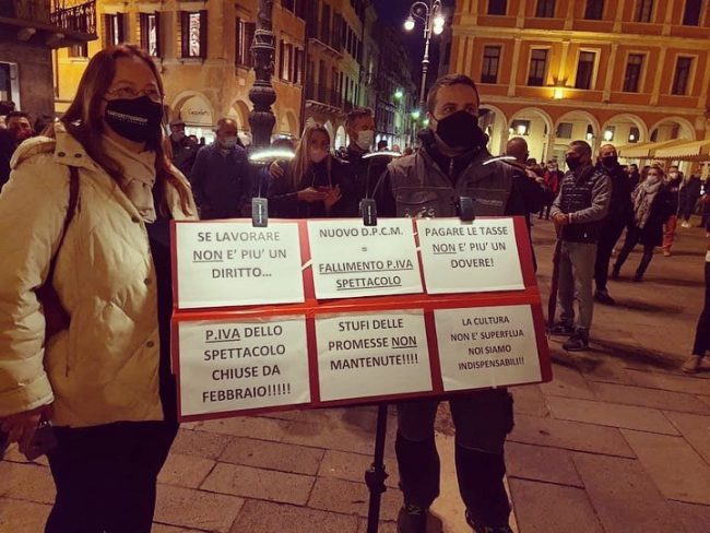 Protesta Dpcm Treviso, il ruggito di Piazza dei Signori: "Ora basta, fateci lavorare!" - VIDEO