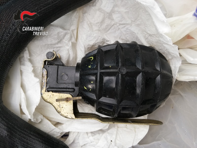 Bombe a mano e Kalashnikov in un cortile dell’Asolano: in carcere il 63enne Giovanni Tittoto – FOTO