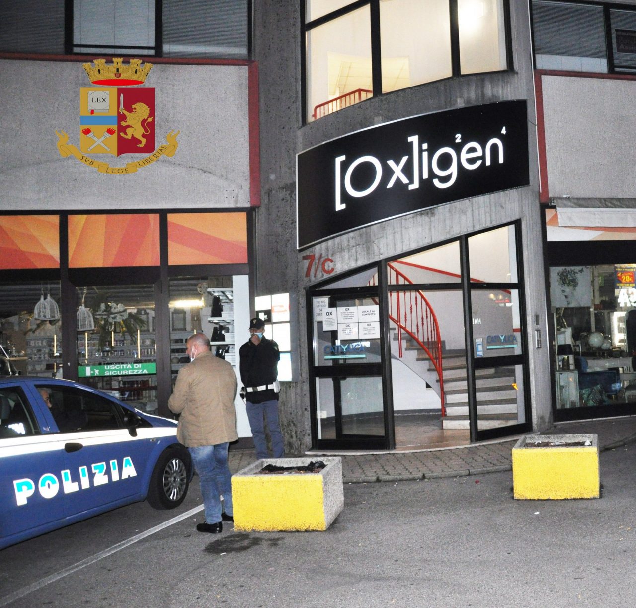 “Oxigen” Villorba, norme anti Covid violate: circa 500 giovani sorpresi a ballare all’interno: locale chiuso – VIDEO