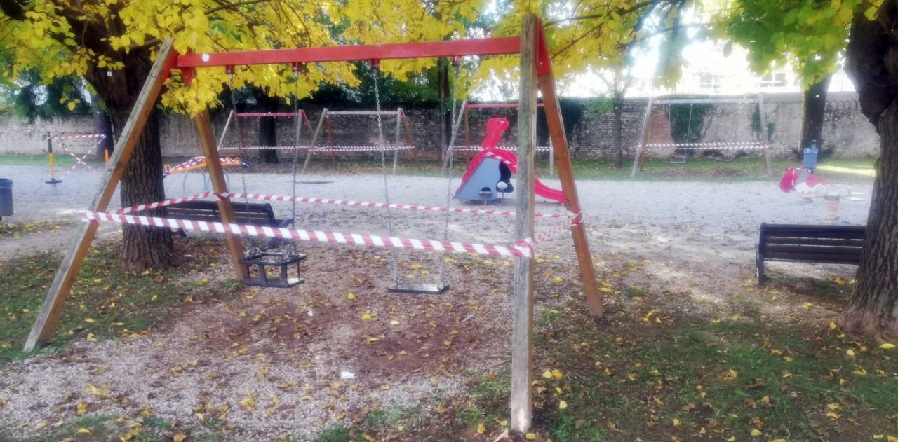 Giostrine vietate ai bambini nelle aree verdi di Montebelluna: si attende la sanificazione