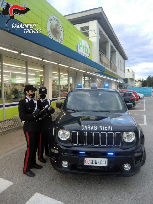 Mascherina anti Covid strappata e minacce al titolare del supermercato: in carcere i due ladri "spavaldi"