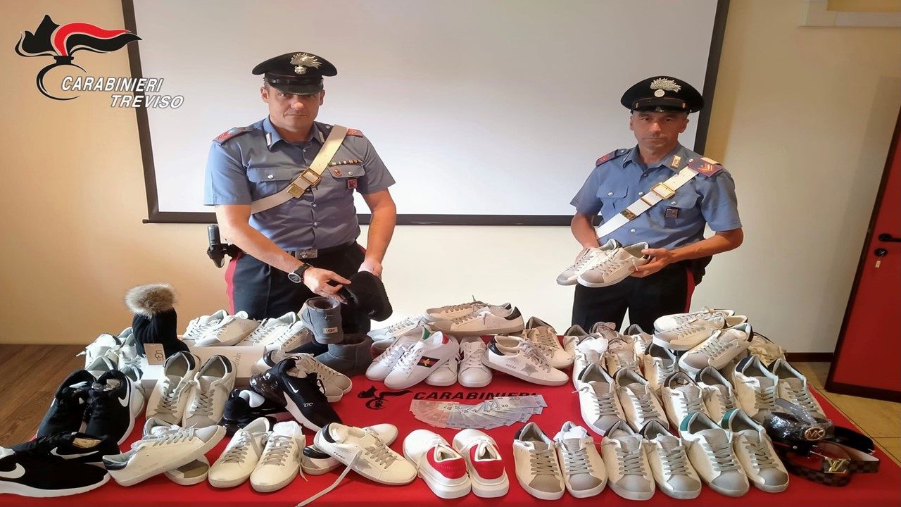 Scarpe griffate, ma erano “tarocche”: denunciato un 30enne fermato a Loria