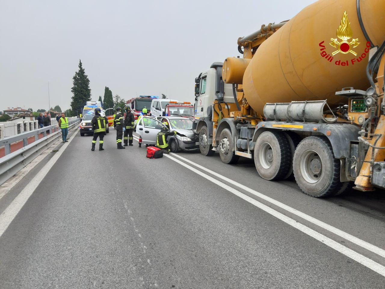 Ponte della Priula, auto contro betoniera: un ferito. Disagi alla viabilità