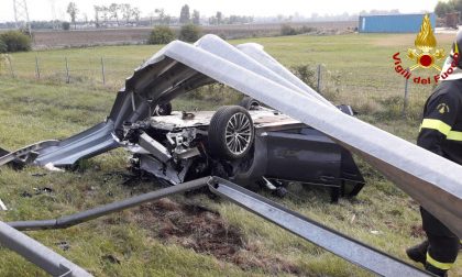 Paurosa carambola in A27, l'auto finisce rovesciata fuori strada: 36enne miracolato