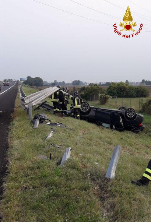 Paurosa carambola in A27, l'auto finisce rovesciata fuori strada: 36enne miracolato