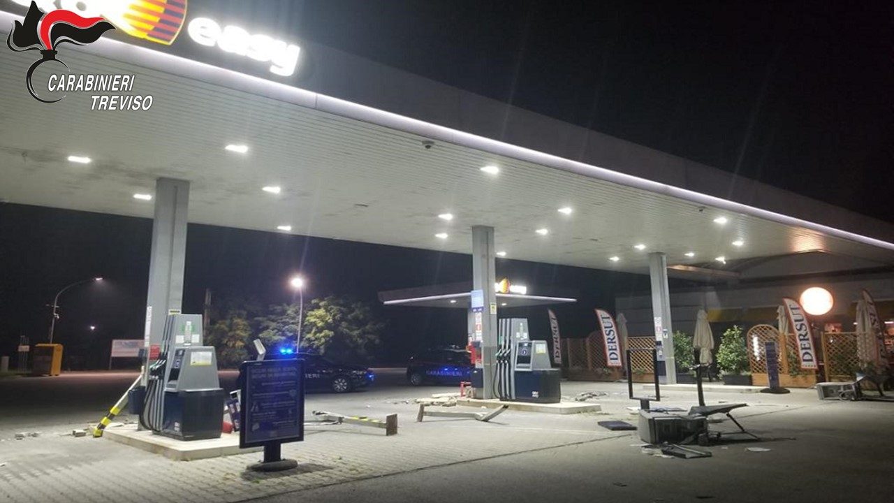 Assalto con la ruspa al Q8 di Motta di Livenza: ladri in fuga con circa 3mila euro