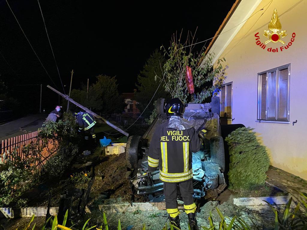 Pagnano d’Asolo, piomba con l’auto nel giardino di un’abitazione: conducente miracolato – FOTO